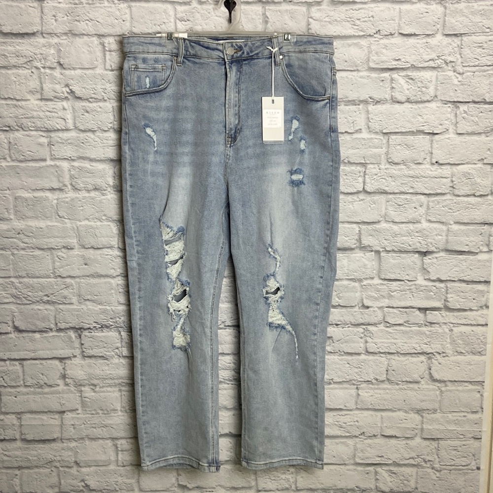NWT-Light Wash Distressed High-Rise Women’s Jeans, size 18/2XL